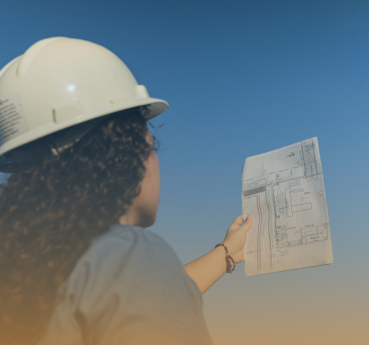 Une femme sur un chantier qui tient une feuille de chantier